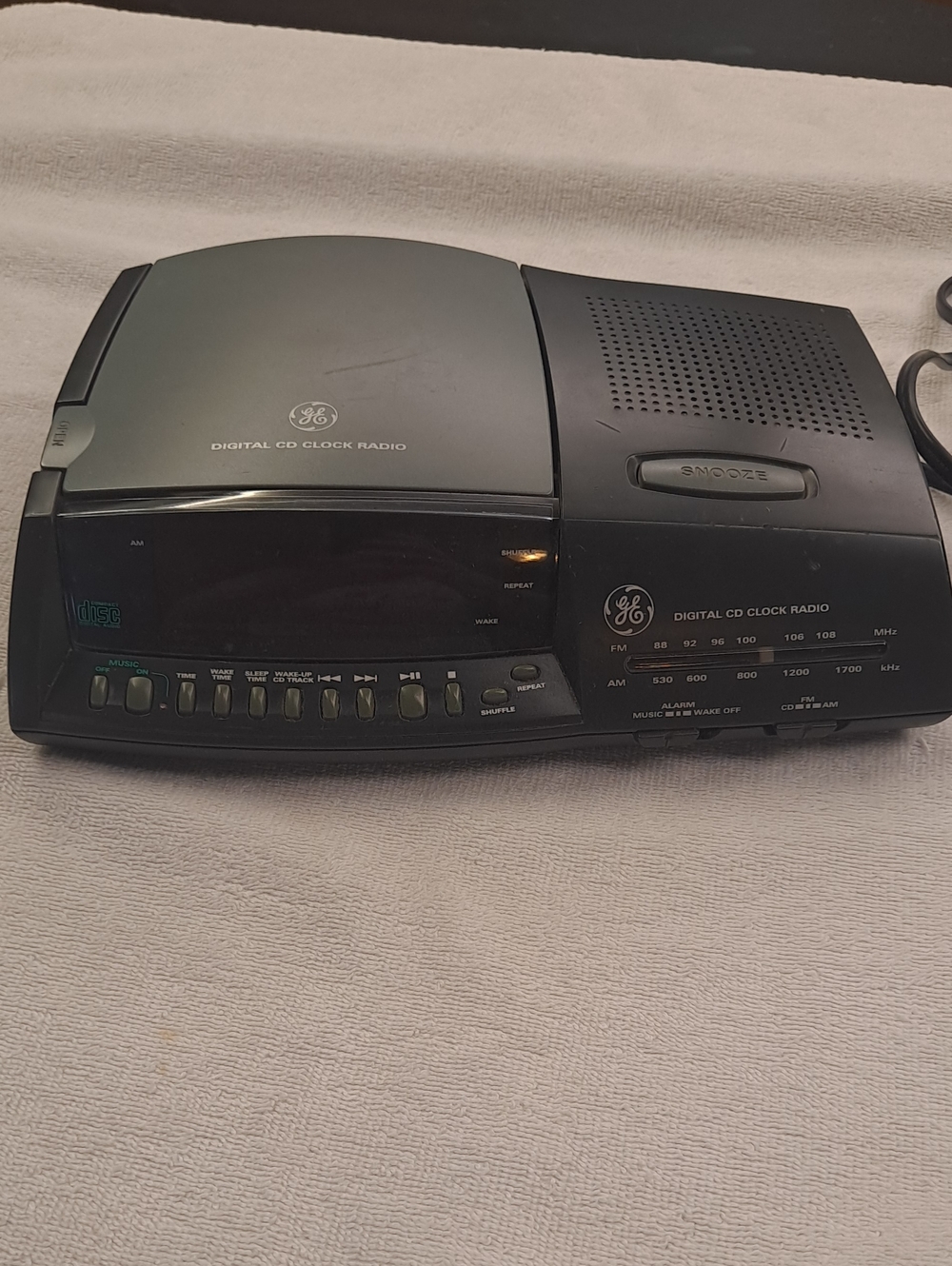 Vintage  1998 GE Digital CD Clock Radio — Black